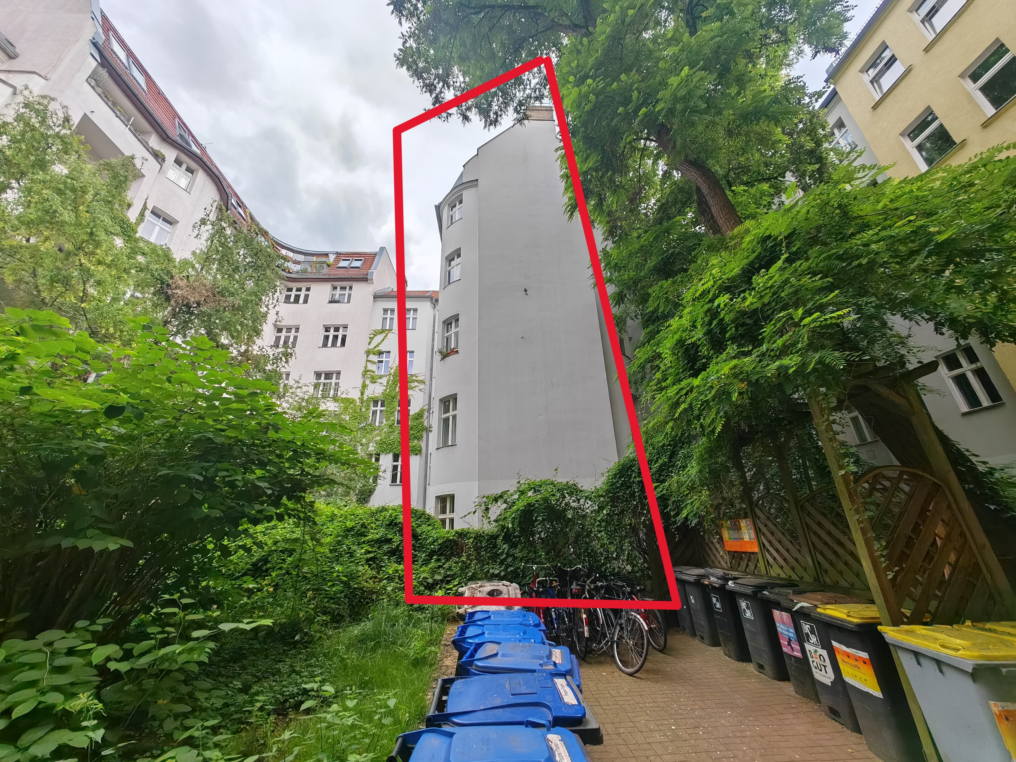 The Brandmauer in the courtyard of Seumestraße 8, Berlin — visible from the bathroom window. The red outline marks the wall that once connected to the bombed-out neighbouring building.